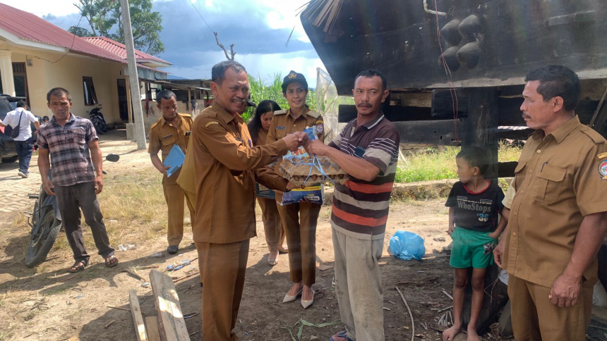 Penyerahan Bantuan kepada Korban Bencana Alam Angin Kencang di Desa Pardomuan Nauli