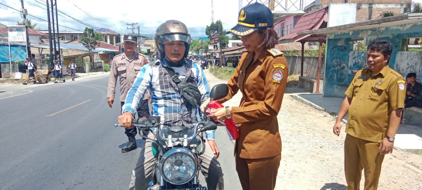 Kecamatan Laguboti Melaksanakan Pembagian Bendera