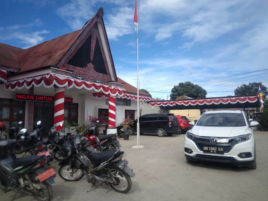 Pemasangan Bendera dan Umbul-Umbul di Kecamatan Laguboti