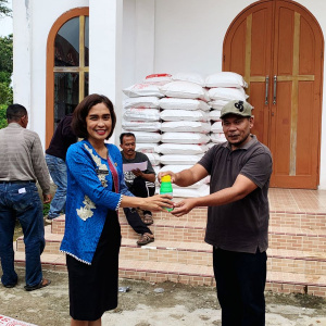 Camat Laguboti Menghadiri Pembagian Bantuan Pupuk dan Ternak di Desa Ompu Raja Hutapea