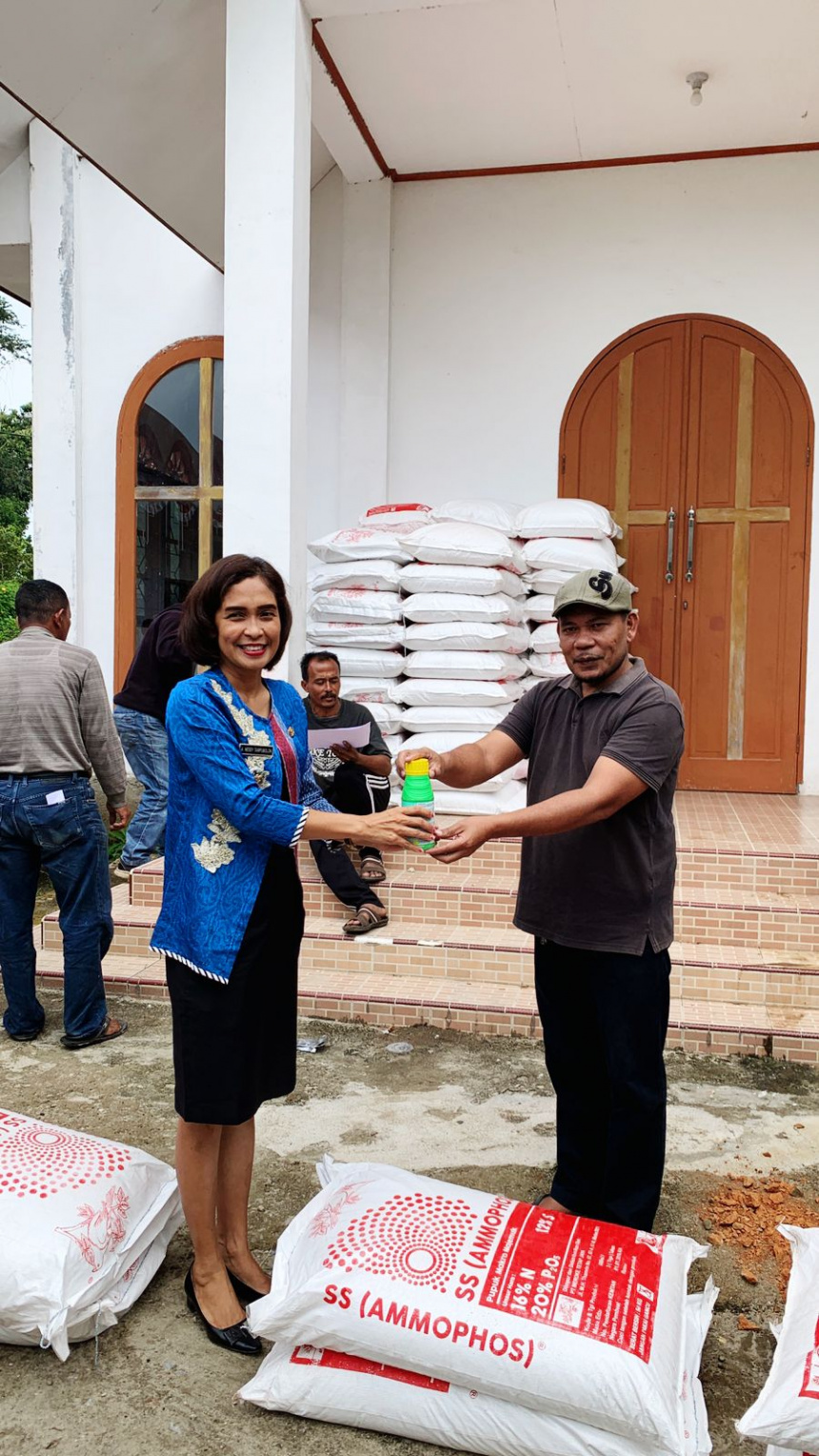 Camat Laguboti Menghadiri Pembagian Bantuan Pupuk dan Ternak di Desa Ompu Raja Hutapea