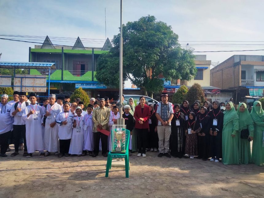 Camat Laguboti melakukan pemberangkatan peserta MTQ Laguboti