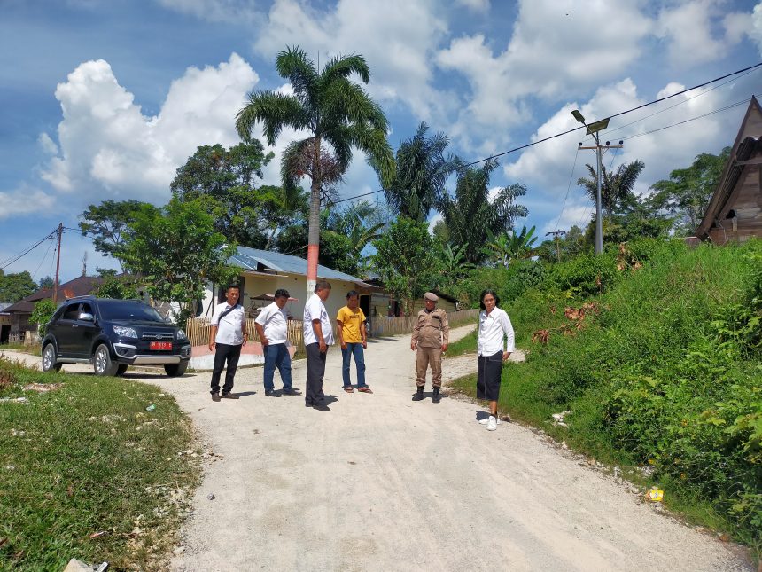 Camat Laguboti Meninjau Pelebaran Badan Jalan dan Pengaspalan Jalan di Desa Haunatas
