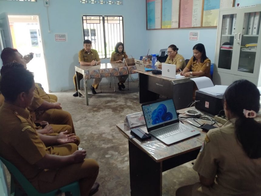 Camat Laguboti Melakukan Pelayanan di Kantor Desa Ompu Raja Hatulian